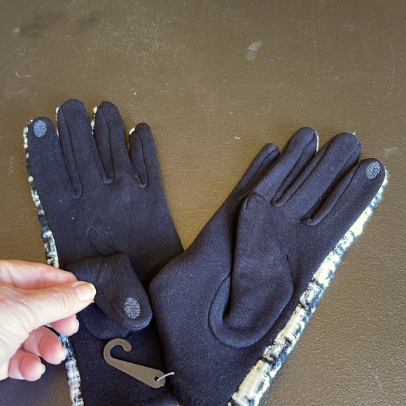 HOUNDSTOOTH BLACK AND WHITE GLOVES 🧤. ONE SIZE. - Picture 8 of 8